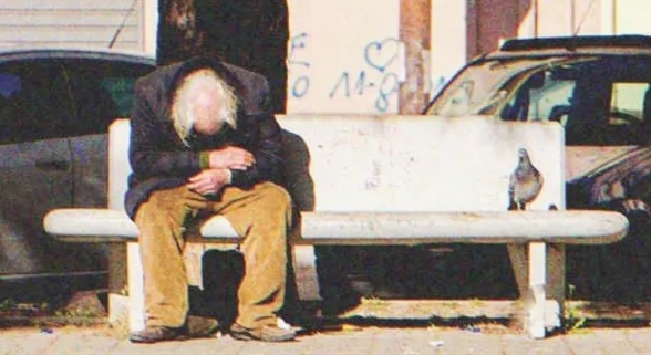 Frau fotografiert 10 Jahre lang Obdachlose und erkennt auf einem der Fotos ihren verlorenen Vater wieder   Story des Tages